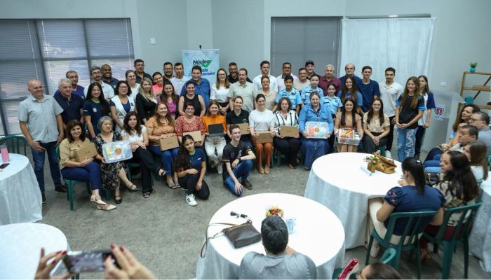 Gugu Bueno acompanha entrega de 541 tablets em Assis e destaca modernização da educação